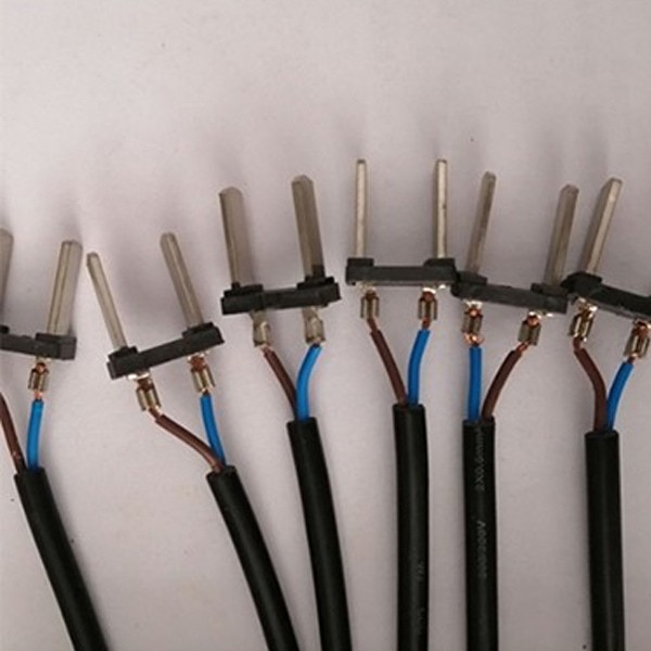 Máquina automática para engarzar terminales de enchufes de remolque