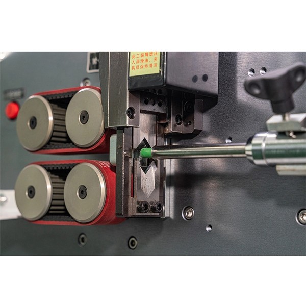 Meaisín gearrtha agus stiallacha Cábla Uathoibríoch HC-608E3